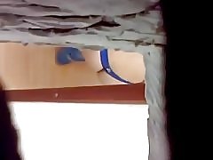 Deliziosa ragazza brasiliana. cambia i vestiti.