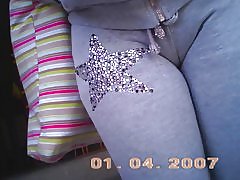 Cammello con pantaloni grigi