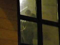 Ragazzi che guardano i vicini