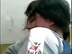 Giovane coppia scopa in aula