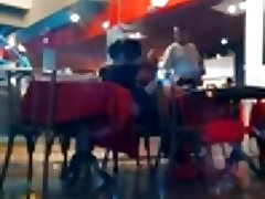 Sesso publico nel ristorante