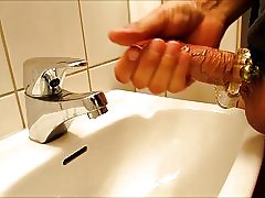 Grande carico in toilette puplic