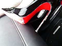 Leccare i miei tacchi pulita! Troia nella leatheramp auto; tacchi louboutin